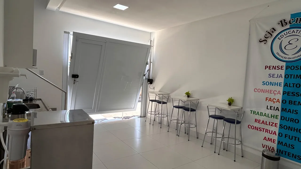 Copa com pia e bancada, ao lado da sala de convivencia e da saida para o patio