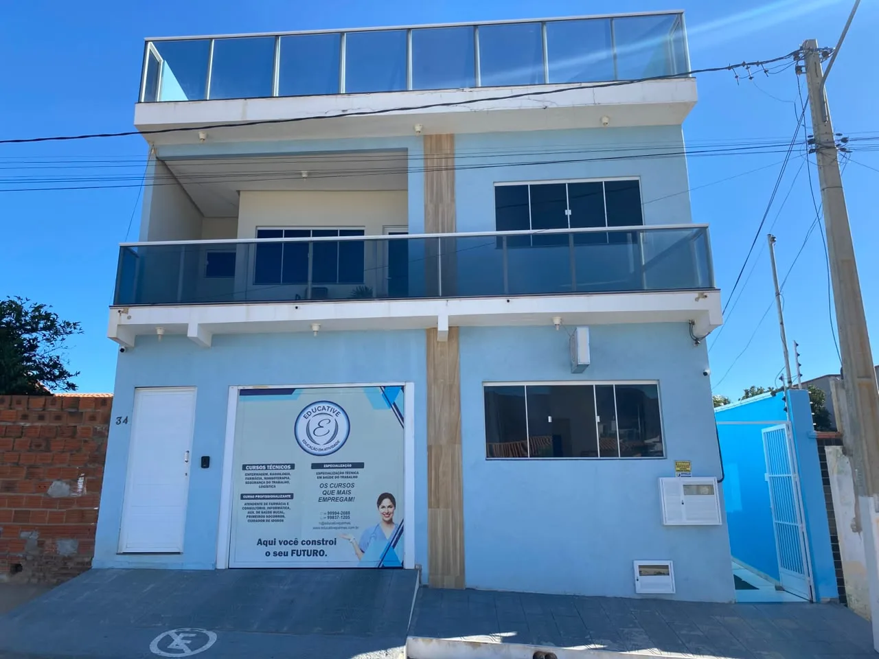 Fachada da Educative em Palmas de Monte Alto, predio de dois andares com o banner dos cursos na entrada