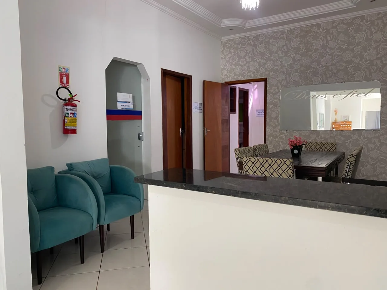 Hall interno com balcao de atendimento e acesso a biblioteca e ao laboratorio de informatica