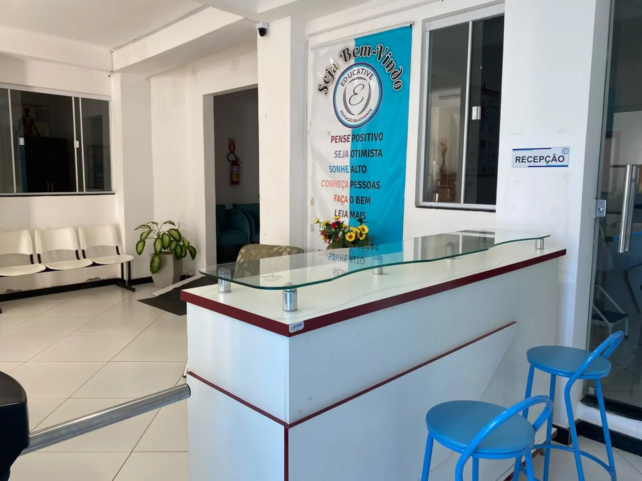 Balcao da recepcao com banner de boas-vindas da Educative