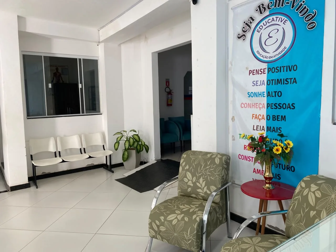 Sala de espera com cadeiras, poltronas e banner de boas-vindas